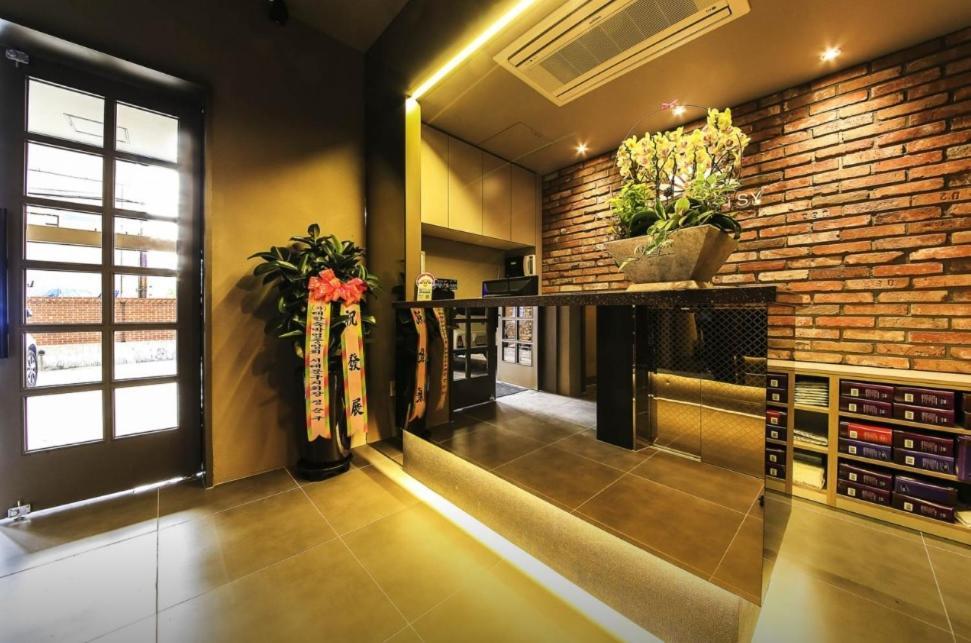 Local Friends Hotel Sinchon 汽车旅馆 首爾